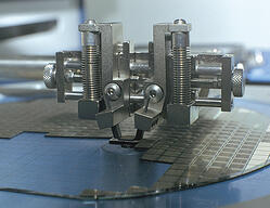 Royce non-surface contact edge gripper mechanism